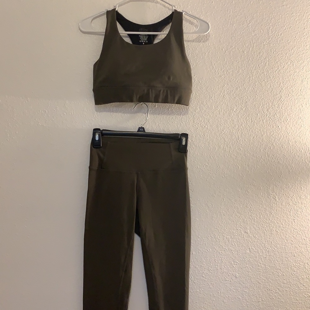 Dark green workout set in great condition! Only worn 2 times! Size small. - Picture 5 of 5